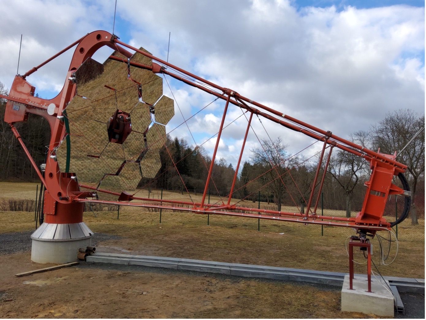 Drugi teleskop SST-1M zainstalowany w Obserwatorium w Ondřejovie. Wkrótce teleskop zostanie zaopatrzony w kamerę, co umożliwi prowadzenie obserwacji w trybie stereoskopowym przy użyciu dwóch teleskopów sprzężonych w mini sieć.